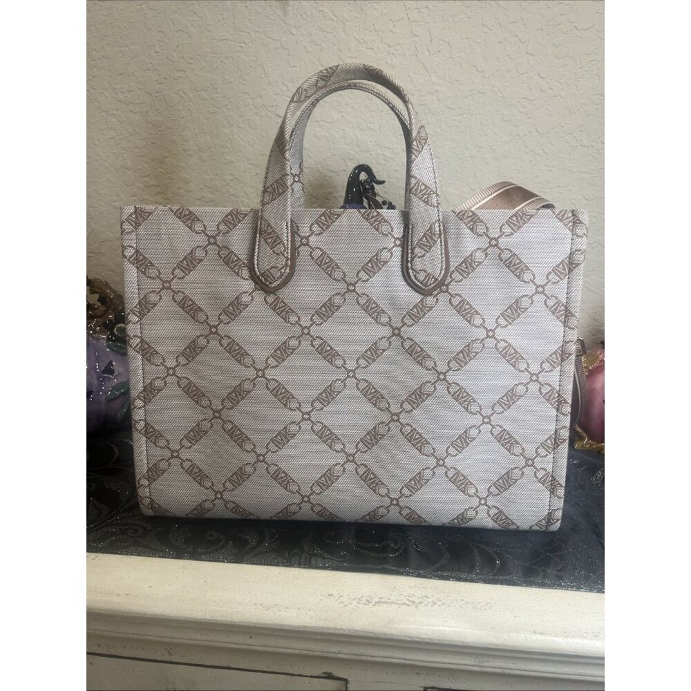 Michael Kors Gigi Extra Large Empire Logo Jacquard Crossbody Natural/Luggaga New - Picture 3 of 7
